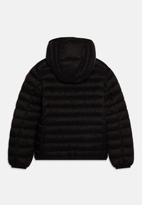 Chaqueta acolchada negra con capucha, que presenta un diseño acolchado, puños elásticos y una textura suave. Sin logotipos ni adornos visibles.