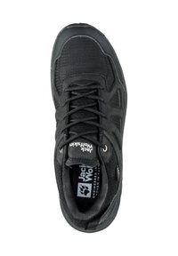 Chaussure de sport noire avec une tige en mesh, un col rembourré et des lacets. Présente des accents texturés et un logo sur la languette.