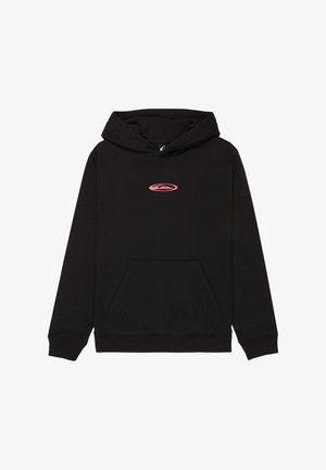 Czarna bluza z kapturem z przednią kieszenią i małym różowym owalnym logo na środku klatki piersiowej.