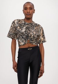 Just Cavalli PYTHON - T-shirts med print - marzapan\curry