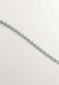 Cadena de metal plateado con eslabones ovalados, que presenta una superficie brillante y suave. El diseño en bucle es consistente a lo largo de toda su longitud.