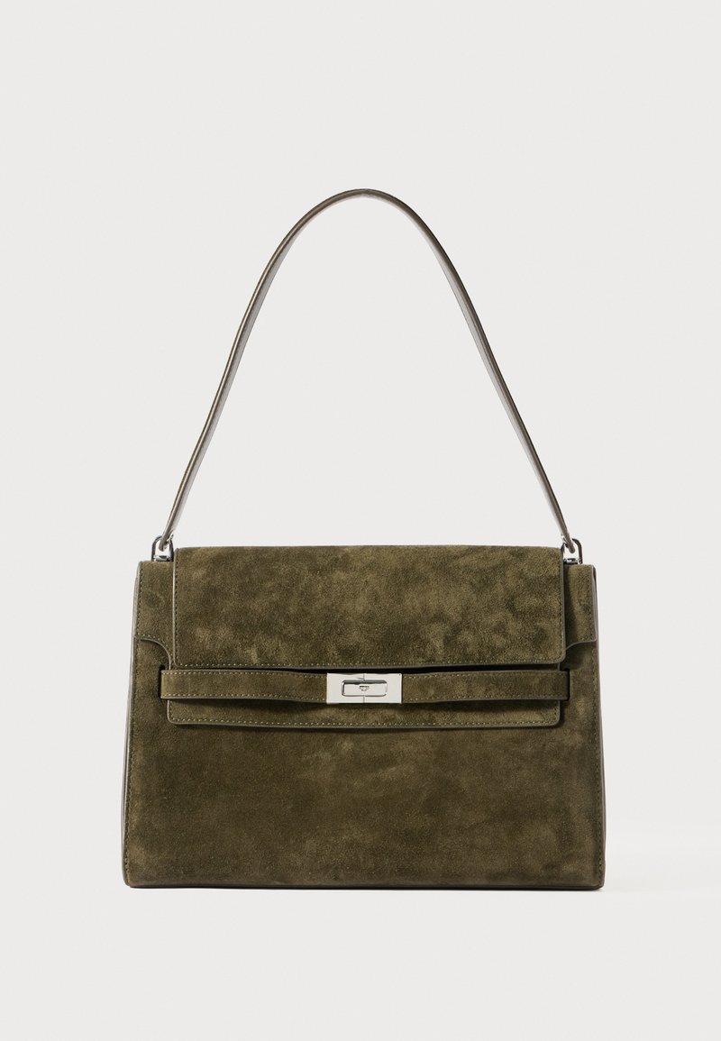 Πράσινη σουέτ τσάντα χεριού με ορθογώνιο σχήμα, ασημένια κλείσιμο με κούμπωμα και λεπτό λουράκι ώμου. Διαθέτει διπλωμένη καπάκι και διακριτική υφή.
