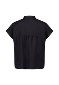 Camicia in lino nero con vestibilità rilassata, maniche corte a copertura e dettaglio plissettato sul retro. Il design presenta un colletto semplice e classico.