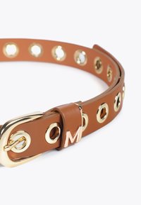 Ruskea nahkavyö, jossa on kultaisia niittejä ja kultasävyinen solki. Vyössä on koristeellinen "M"-koriste. Pinta on sileä.