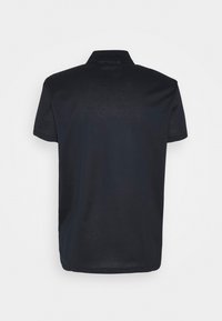 Tmavě modré polo tričko s krátkým rukávem a límečkem, vyrobené z hladkého a lehkého materiálu. Minimalistický design, bez viditelných log nebo vzorů.