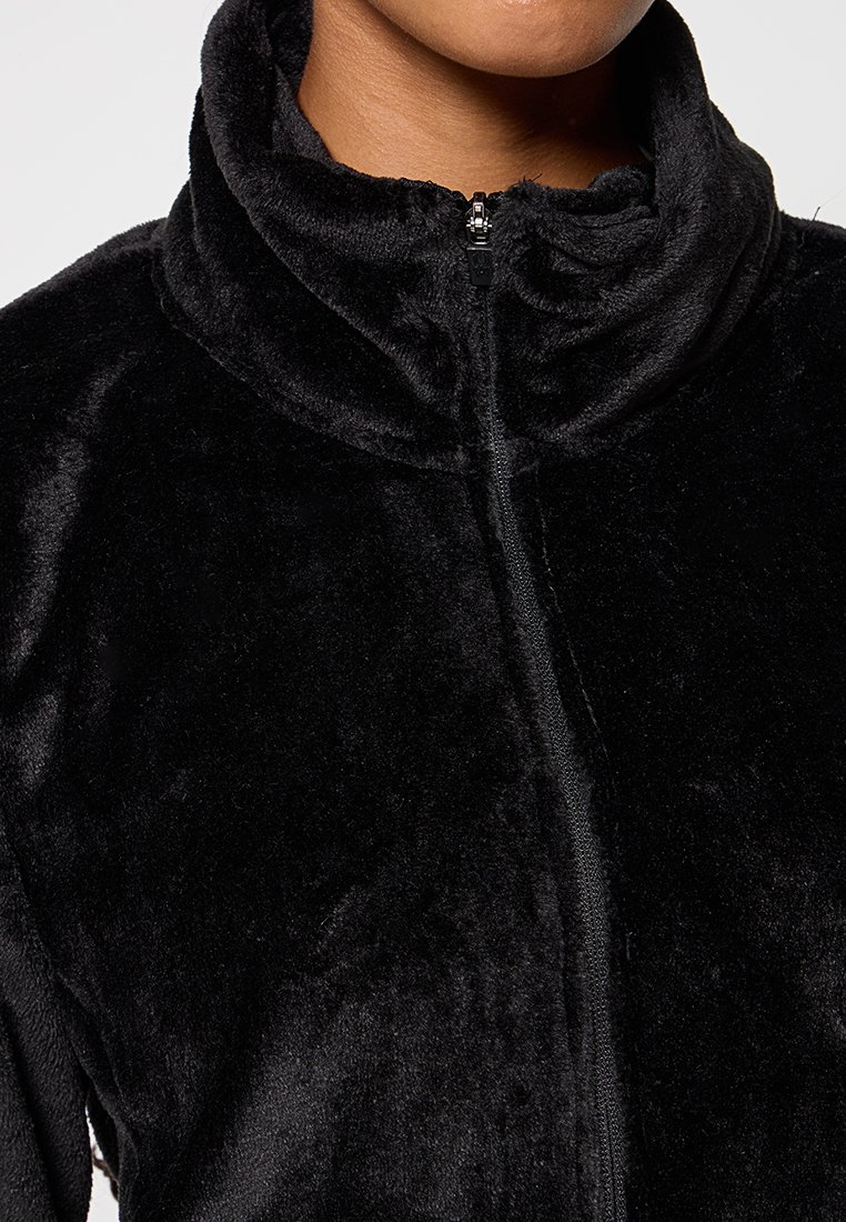 Schwarze Fleecejacke mit hohem Kragen und Frontreißverschluss. Weiche Textur, mit glatter Oberfläche und ohne sichtbare Muster oder Akzente.