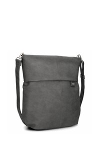 Bolso bandolera de cuero gris con una textura suave, tapa plegable y correa ajustable. Presenta costuras sutiles y una etiqueta de marca.