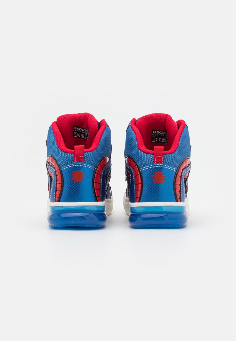 Zapatillas altas en azul y rojo, con diseño de caña alta, tejido de malla, suela de goma y acentos gráficos de Spider-Man en los laterales y la parte trasera.