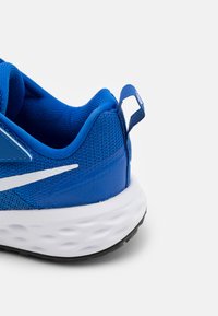 Nike Performance NIKE REVOLUTION 6 (PSV) - Sapatos para corrida em estrada - game royal/white/black
