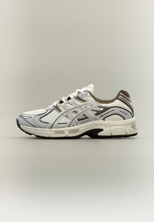 ASICS SportStyle, GEL STRATUS UNISEX - Маратонки - white/clay canyon