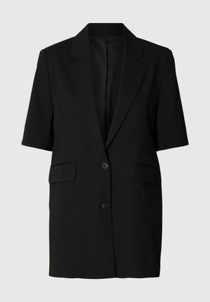 Mustast bleiserist kleit lühikeste varrukatega, kahe esiknapi, sälguräästade ja kahe klapiga taskuga, tõstetud lihtsal taustal.