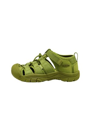 Sandalo outdoor verde oliva con punta chiusa, cinturini regolabili, suola imbottita e linguetta sul tallone.