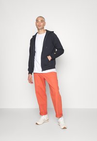 Carhartt WIP HOODED CHASE JACKET - Sweatjacke - dark navy/gold