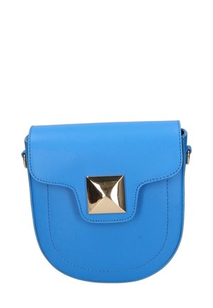 Borsa a tracolla in pelle blu con una patta magnetica e un accento a piramide dorata lucida sul davanti. Texture liscia e fondo arrotondato.