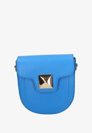 Borsa a tracolla in pelle blu con una patta magnetica e un accento a piramide dorata lucida sul davanti. Texture liscia e fondo arrotondato.