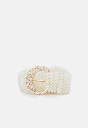 Witte met parels bezette riem met een gouden halve maanvormige gesp, versierd met kleine en grote parels op een effen achtergrond.