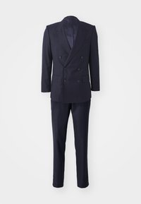 Traje azul marino de doble botonadura, fabricado en una tela suave. La chaqueta presenta solapas picudas y dos filas de botones; pantalones ajustados a juego.