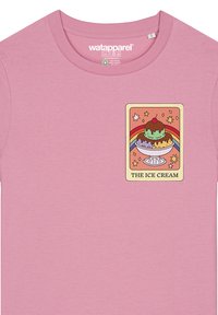 Rosa T-Shirt mit kurzen Ärmeln aus weichem Stoff, das ein buntes Eiscreme-Motiv mit Sternen und einem Regenbogen zeigt, das auf der linken Brust positioniert ist.
