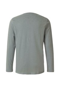 Langärmeliges, rundhalsausschnitt Shirt aus weichem, hellgrauem Stoff mit glatter Textur und dezentem Glanz. Einfaches Design, ohne Grafiken oder Akzente.