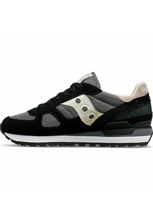 Sneaker nero e grigio che presenta un mix di materiali in suede e mesh, una suola intermedia bianca e un accento sul tallone nero testurizzato.