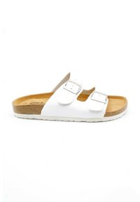 Sandales blanches à enfiler avec deux boucles ajustables, semelle en liège et semelle en caoutchouc texturé. Matériau doux et forme arrondie.