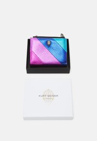 Multikleurige leren kaarthouder met diagonale roze en blauwe strepen, metallic afwerking, verhoogd hardwaredetail, gepresenteerd in een zwarte doos.