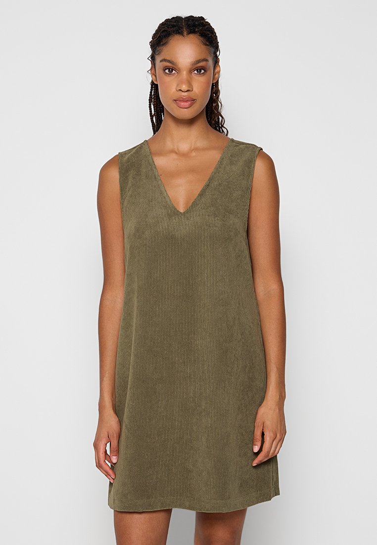Robe en velours côtelé sans manches de couleur vert olive avec un décolleté en V, présentant une texture à côtes verticales et une silhouette en A.