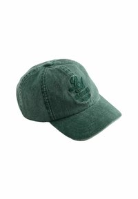 Gorra de béisbol de tela verde con visera curvada, que presenta detalles bordados de "LA" y "Los Ángeles" en el panel delantero.