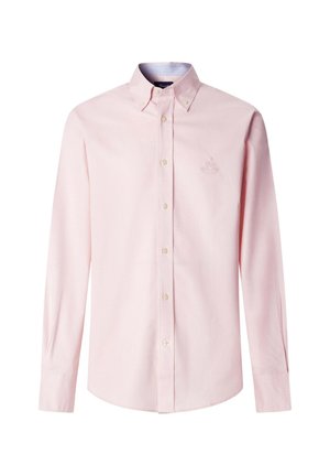 Camisa de manga larga color rosa claro con botones en la parte delantera, cuello abotonado y un sutil logo bordado en el lado izquierdo del pecho.