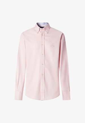 Camisa de manga larga color rosa claro con botones en la parte delantera, cuello abotonado y un sutil logo bordado en el lado izquierdo del pecho.