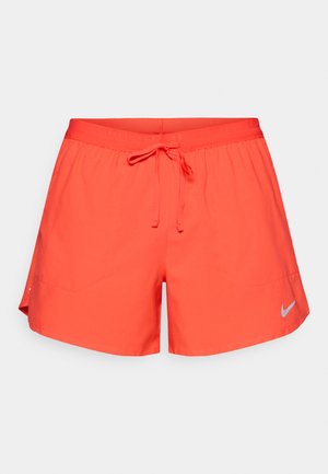 Pantalones cortos deportivos rojos con cintura ajustable con cordón, bolsillos laterales y un logo reflectante de Nike. Hechos de tela ligera y transpirable.
