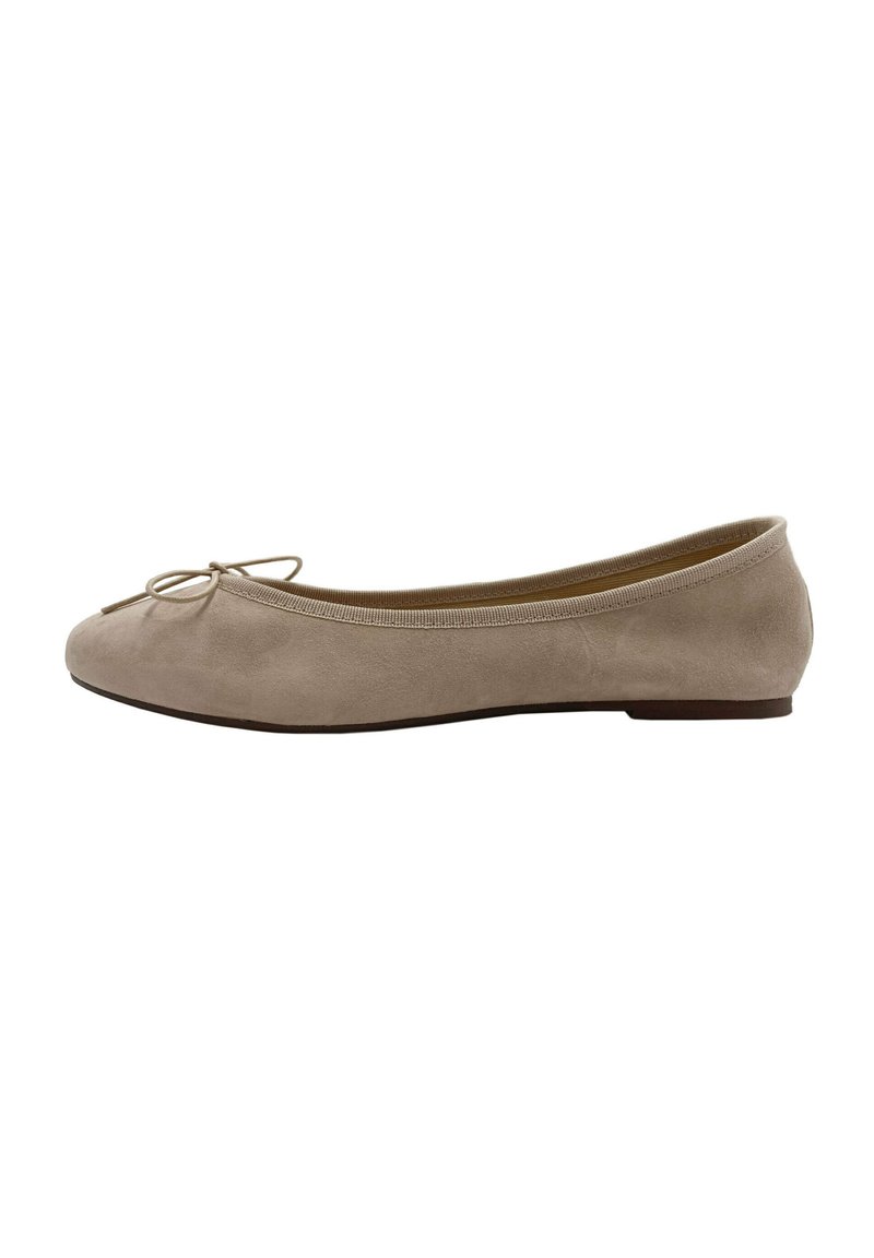Scarpa flat in camoscio beige con punta arrotondata, un fiocco decorativo sul davanti e un sottile bordo elastico attorno all'apertura. Suola bassa.