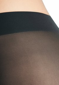 Schwarze transparente Strumpfhosen mit einem breiten strukturierten Bund. Der Stoff ist glatt und halbtransparent und weist ein dezentes Rippmuster auf.