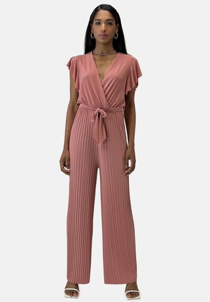 Jumpsuit rose, plissé, avec un décolleté en V, des manches courtes à volants et une ceinture à nouer à la taille. Tissu lisse, design à jambes larges.