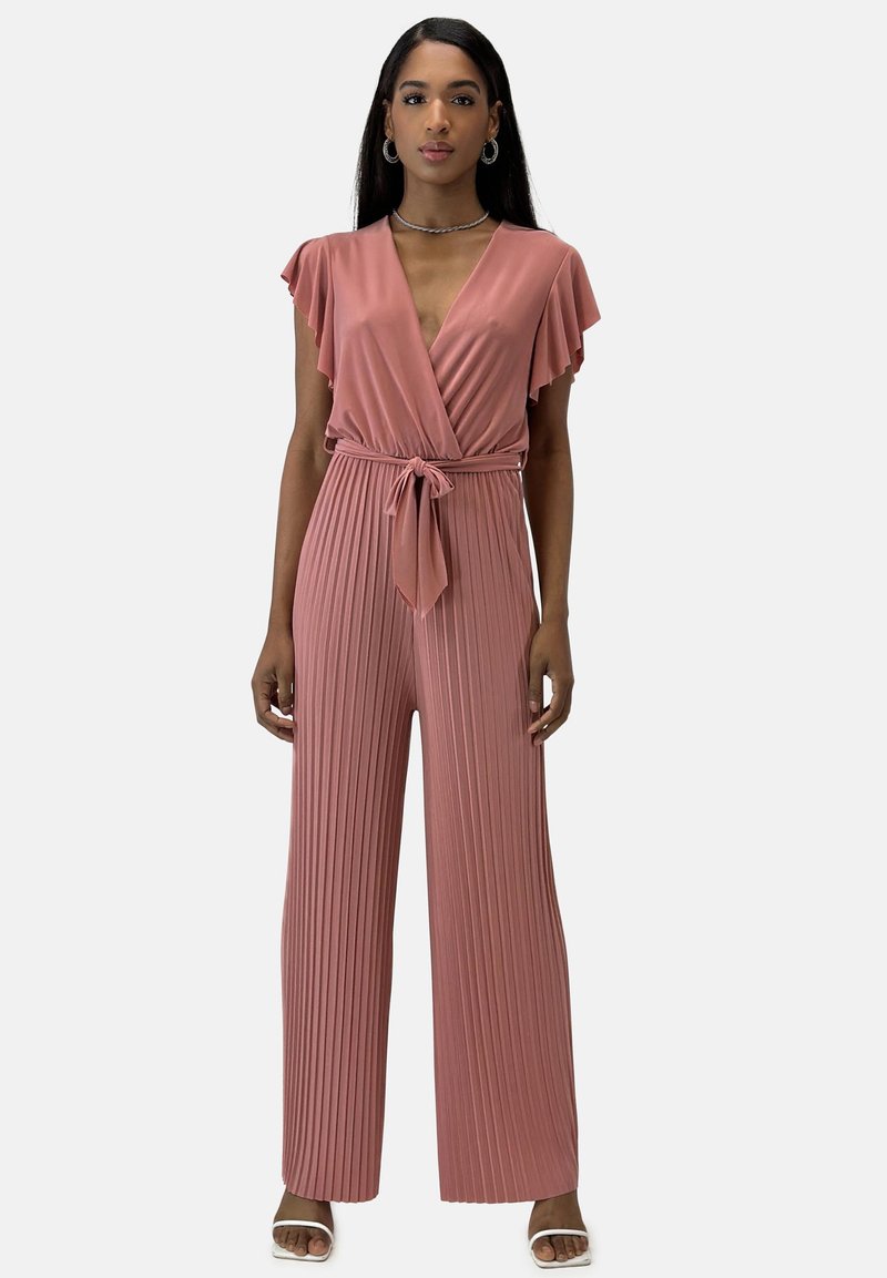 Rosa, veckad jumpsuit med v-ringning, korta volangärmar och knytband i midjan. Slät tyg, bredbenad design.