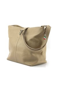 Beige leren handtas met een gestructureerde afwerking, gebogen schouderband, ritsluiting en een klein accentlabel met de Italiaanse vlag.