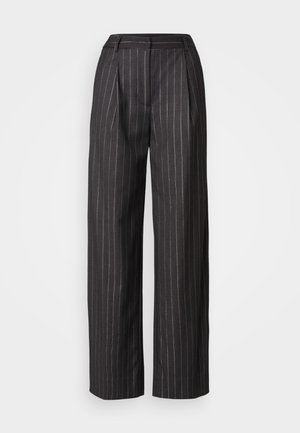 Fekete csíkos nadrág széles lábakkal, redőzött elejével és sima textúrájával. Derékpánttal rendelkezik, és nincsenek látható zsebei.