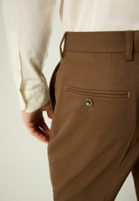 Next REGULAR FIT - Hlače - brown