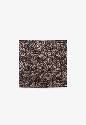 Pezzo di tessuto quadrato con motivo leopardato denso marrone e nero su sfondo beige chiaro.