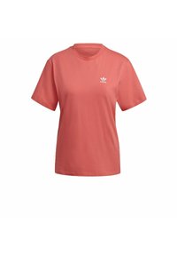 Korálové bavlněné tričko s kulatým výstřihem, krátkými rukávy a malým bílým logem adidas na prsou. Hladká textura, volný střih.