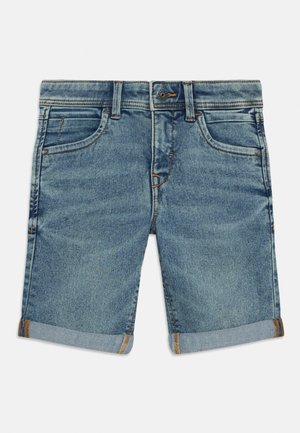 Niebieskie szorty jeansowe z podwiniętymi nogawkami, z przodu guziki, zamek błyskawiczny, szlufki na pasek i pięć kieszeni, prezentowane na płasko na białym tle.