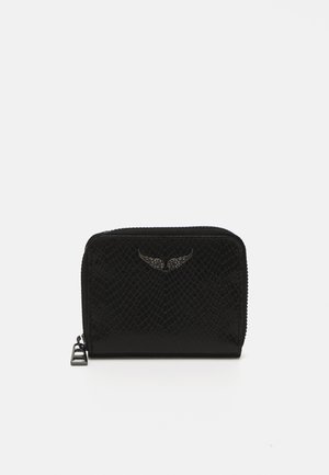 Portefeuille noir zippé en simili cuir texturé de serpent, avec un accent argenté en forme d'aile à l'avant et un petit tirette en métal.
