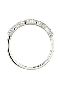 Silverring med en rad av rektangulära klara ädelstenar som är satta längs den övre halvan av ringen.