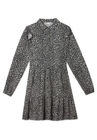 Vestido negro con estampado de leopardo blanco, mangas largas, cuello y un cinturón fruncido con una falda fluida. Textura suave.