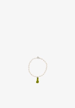 Bracciale di perle bianche con perle di forma irregolare, con un charm a forma di orso verde come pendente attaccato da una chiusura in argento.