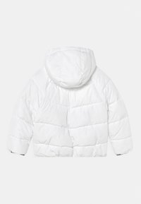 Biała kurtka puchowa z kapturem, z pikowanym wzorem, gładką fakturą i elastycznymi mankietami. Widok z tyłu pokazuje szwy na ramionach i detale wypełnienia.