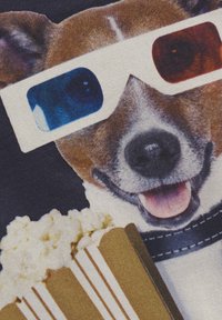 Grafikk av en brun hund i 3D-briller, smilende, med en bolle popcorn ved siden av seg. Bakgrunnen er mørk, som fremhever designet og fargene.