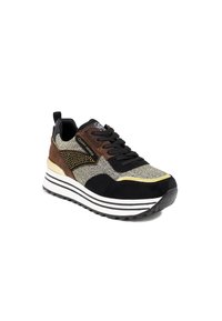 Sneaker atletica nera e marrone con accenti dorati, superiore testurizzato, dettagli scintillanti e una spessa suola a strisce bianche e nere.
