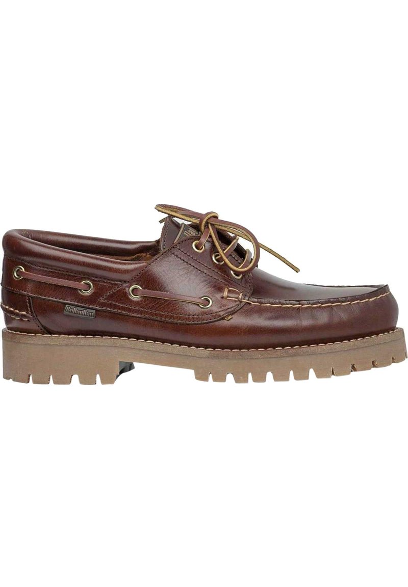 Zapato náutico de cuero marrón con puntera redondeada, cierre con cordones, ojales metálicos y suela de goma gruesa con profundos relieves.