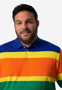 Poloko s krátkým rukávem s vodorovnými pruhy v modré, žluté, oranžové a zelené barvě. Má klasický límeček a malé logo na hrudi.